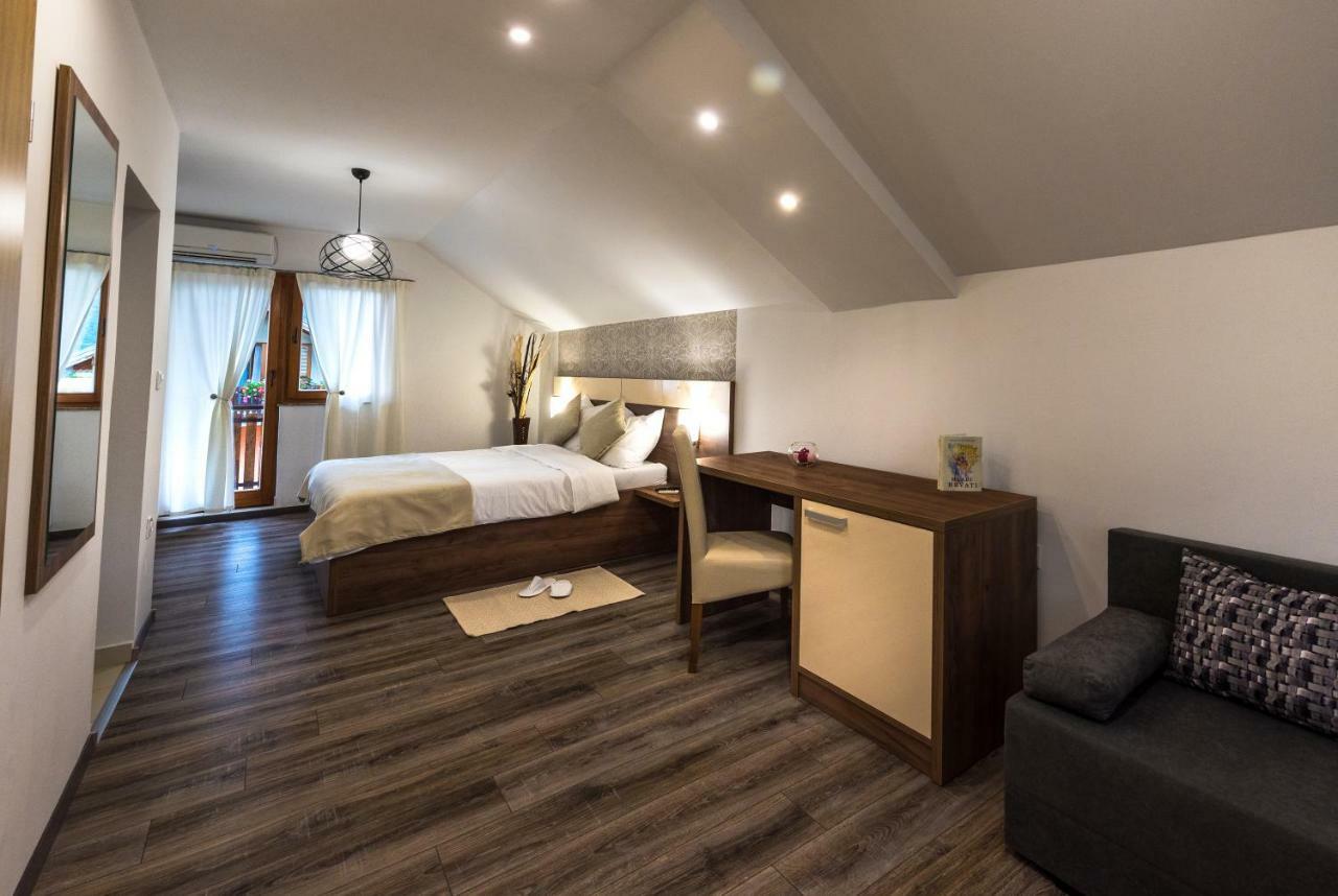 Guest House Vana Korenica Bagian luar foto