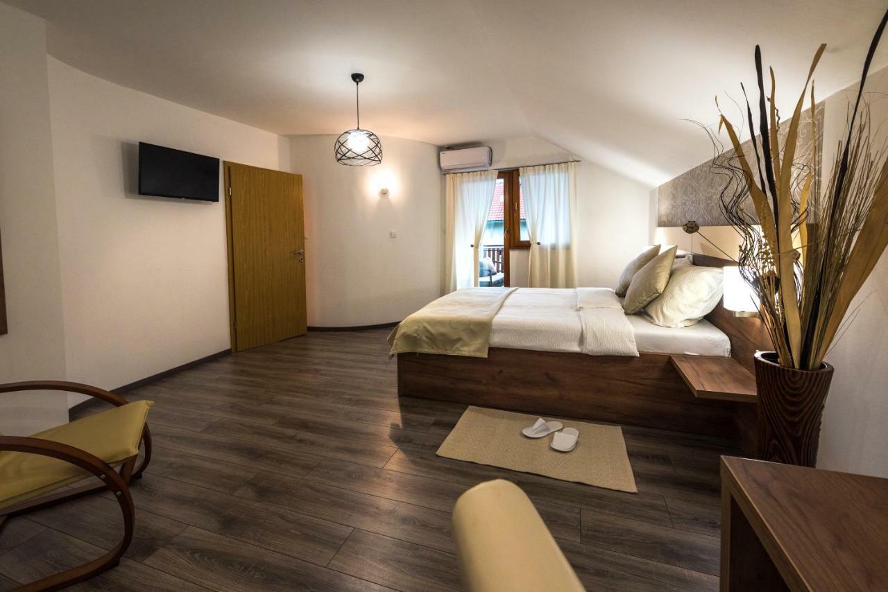 Guest House Vana Korenica Bagian luar foto